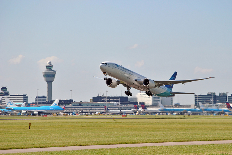 Dronevlieger nabij Schiphol staande gehouden door politie