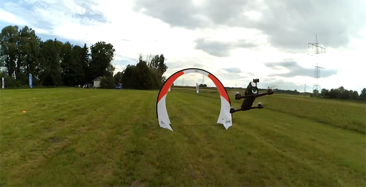 FPV racing op een groot open veld in Mering, Duitsland